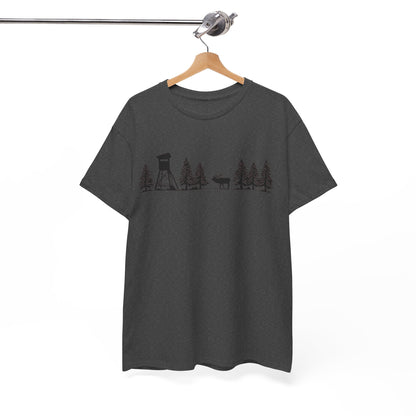 T-Shirt Unisex - Hochsitz im Wald - Rothirsch