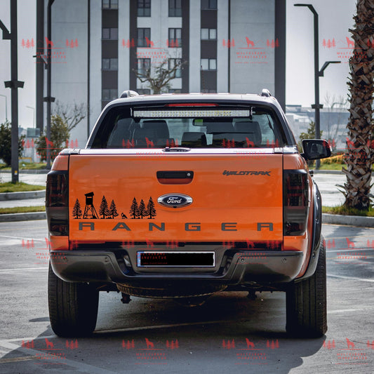 Hochsitz im Wald - Fuchs